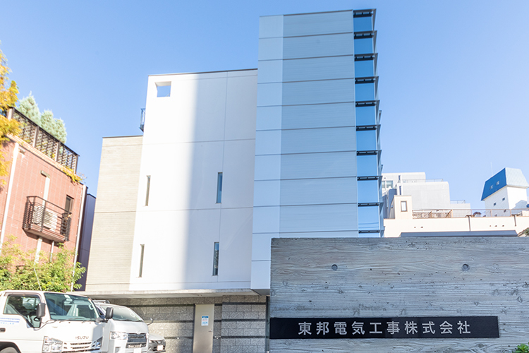 自社ビル<br />
　オフィスは新宿にある自社所有のビルです。